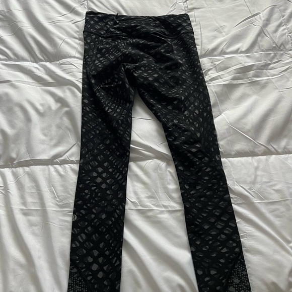 LULULEMON LEGGINGS - 3/4 with reflective strips - Picture 2 of 4